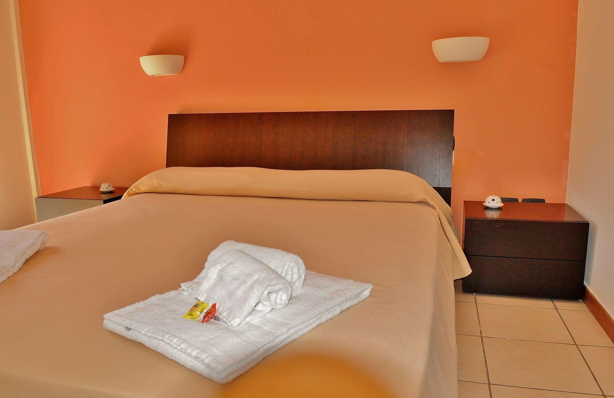 Hotel Rasula Alta Gravina di Catania Bagian luar foto